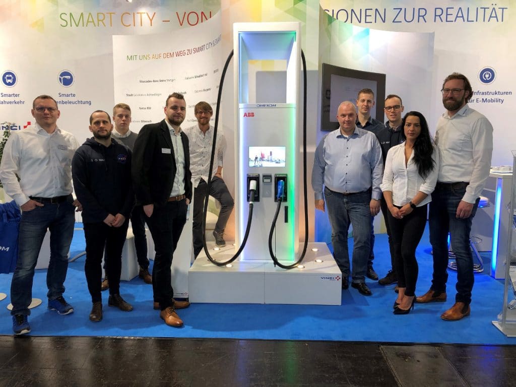 E-world-Startups-Teamfoto-mit-ABB-Ladesaule