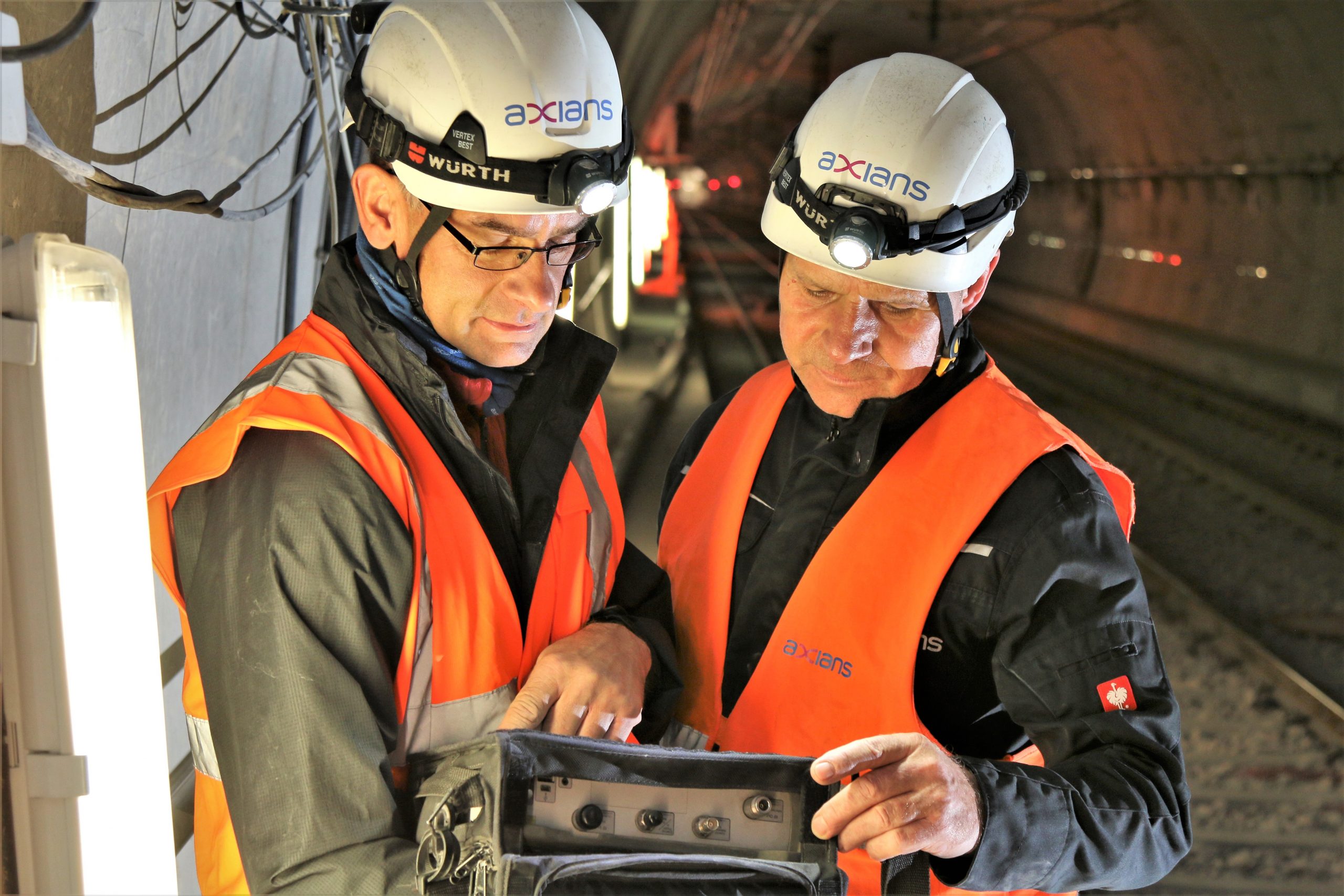 Monteure sorgen für 5G Empfang sogar in Bahntunneln