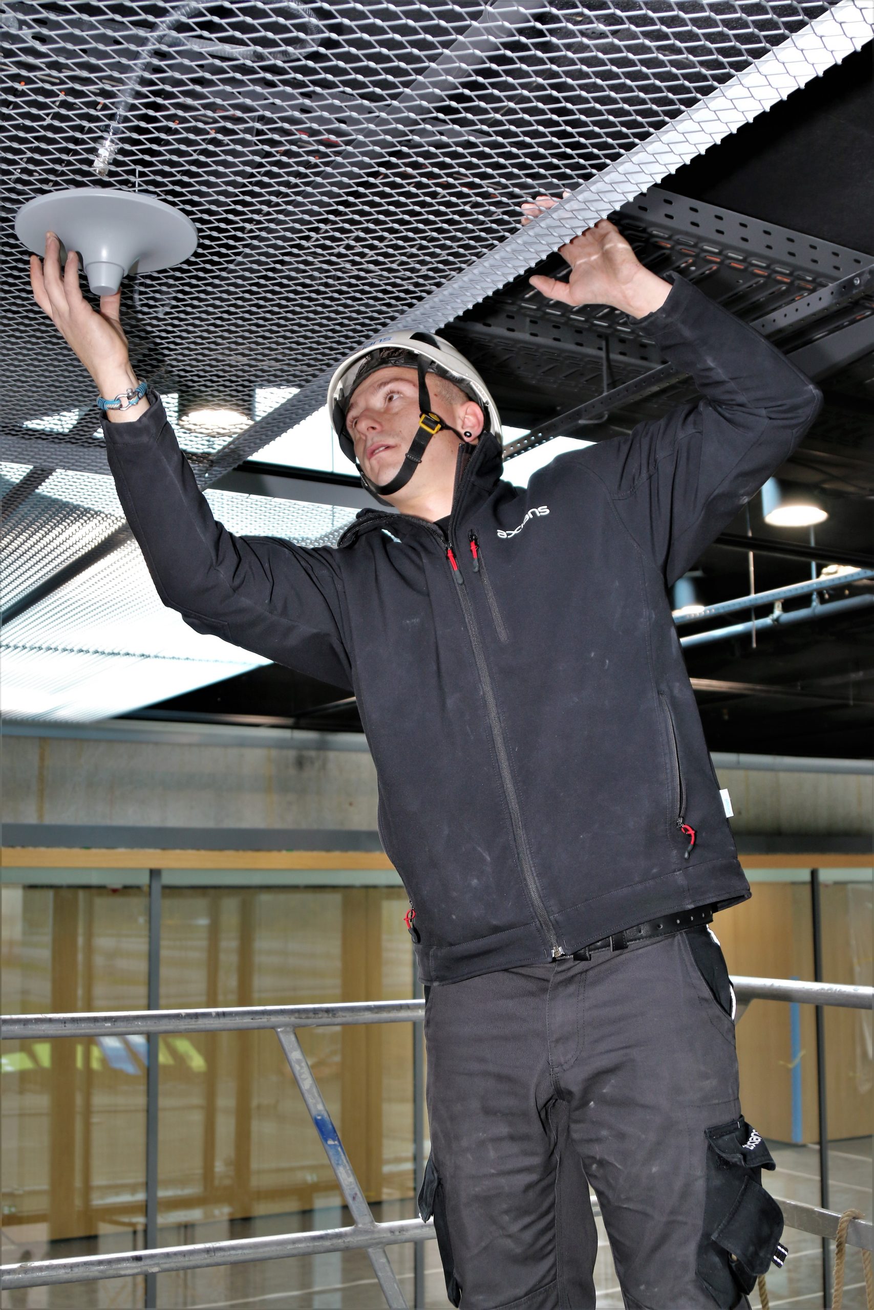 Montage einer 5G Antenne an der Hallendecke