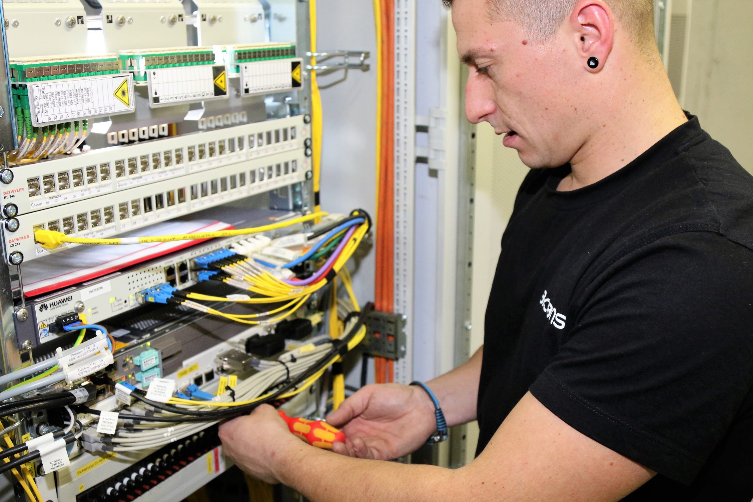Monteur am Schaltschrank eines 5G Campusnetztes