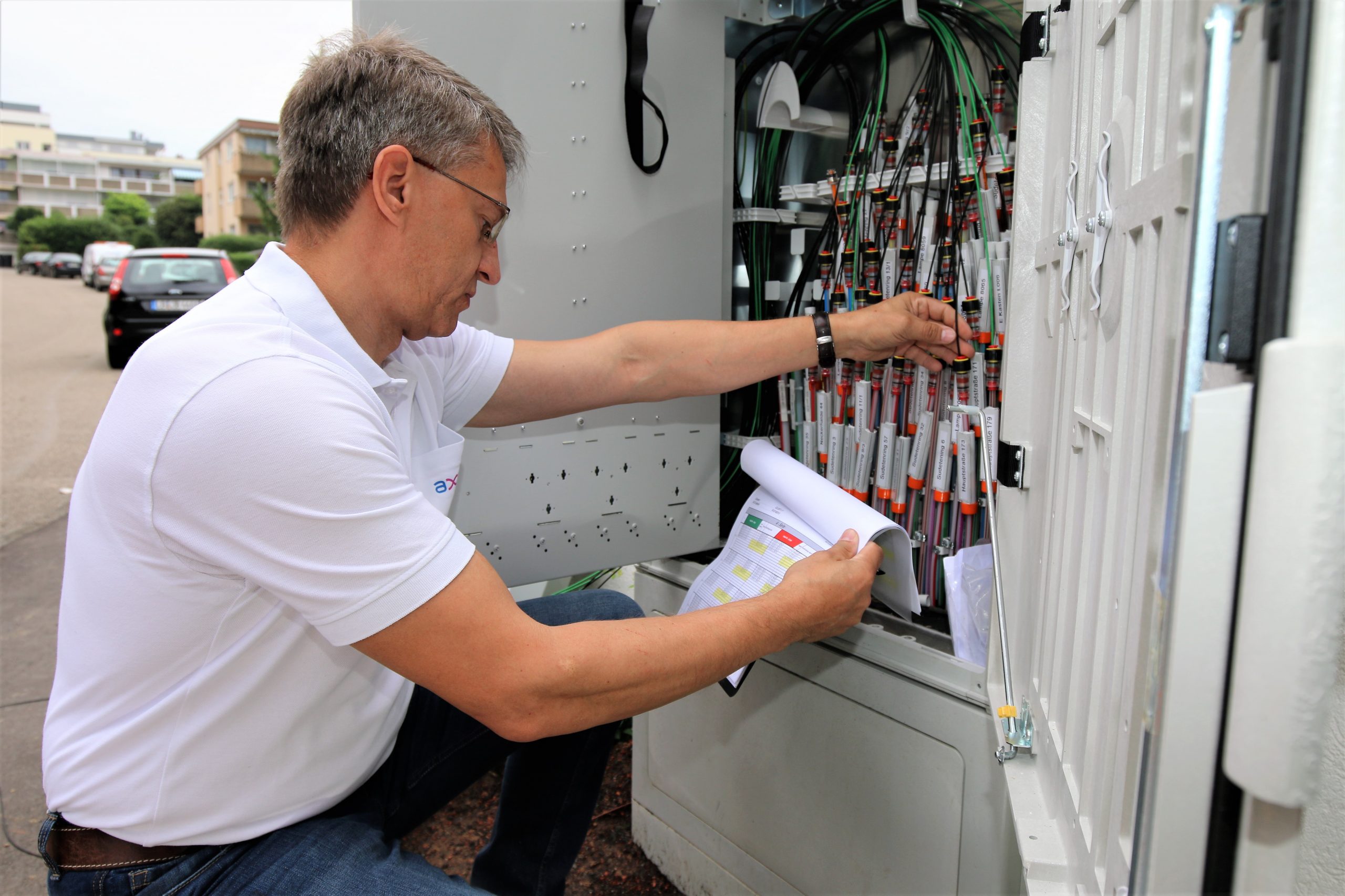 Monteur bei der Prüfung der Festnetzleitungen Festnetz-Infrastruktur