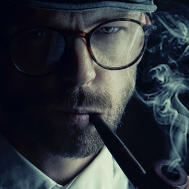 Mann mit Pfeife hat alles im Blick