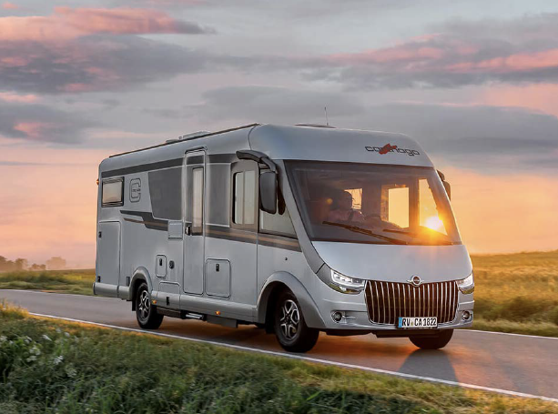 Carthago Wohnmobil im Sonnenuntergang auf einer Landstraße