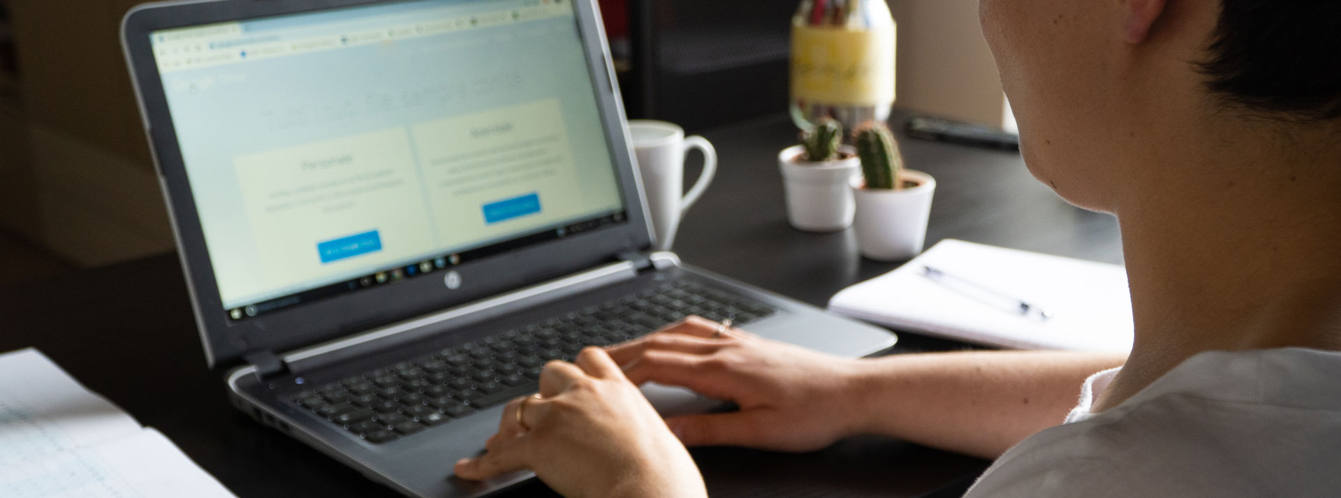 Eine junge Frau arbeitet an einem Macbook Pro mit der Mendix Low-Code Plattform