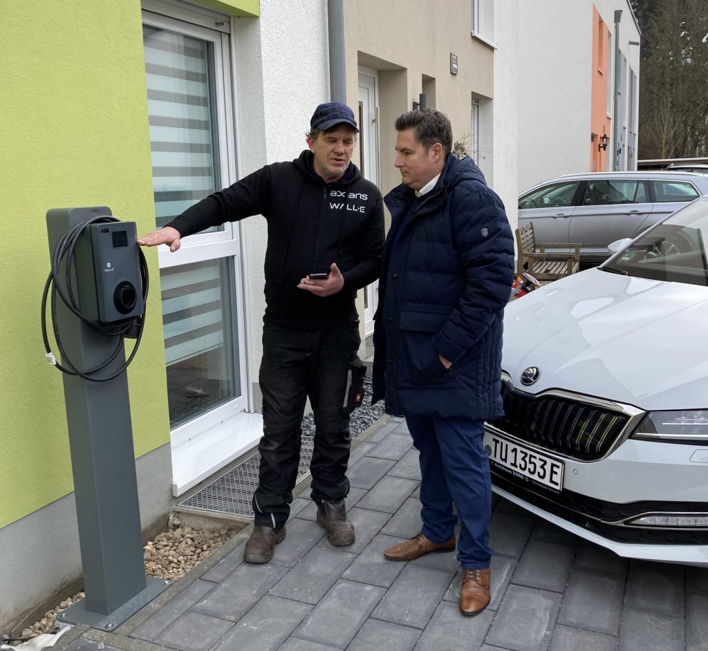 Axians Installateur zeigt dem Kunden seine Wall-E Wallbox