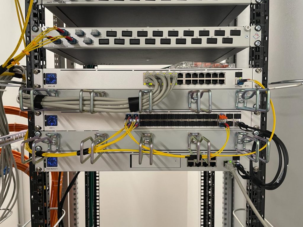 Ubiquiti Switch In Netzwerkschrank