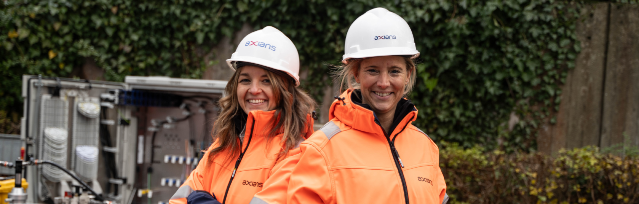 Zwei Frauen auf der Baustelle, Glasfaserverlegung