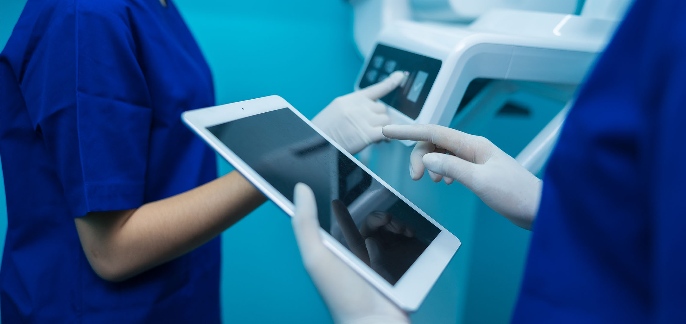 Krankenhaus Personal mit Tablet und OP Gerät