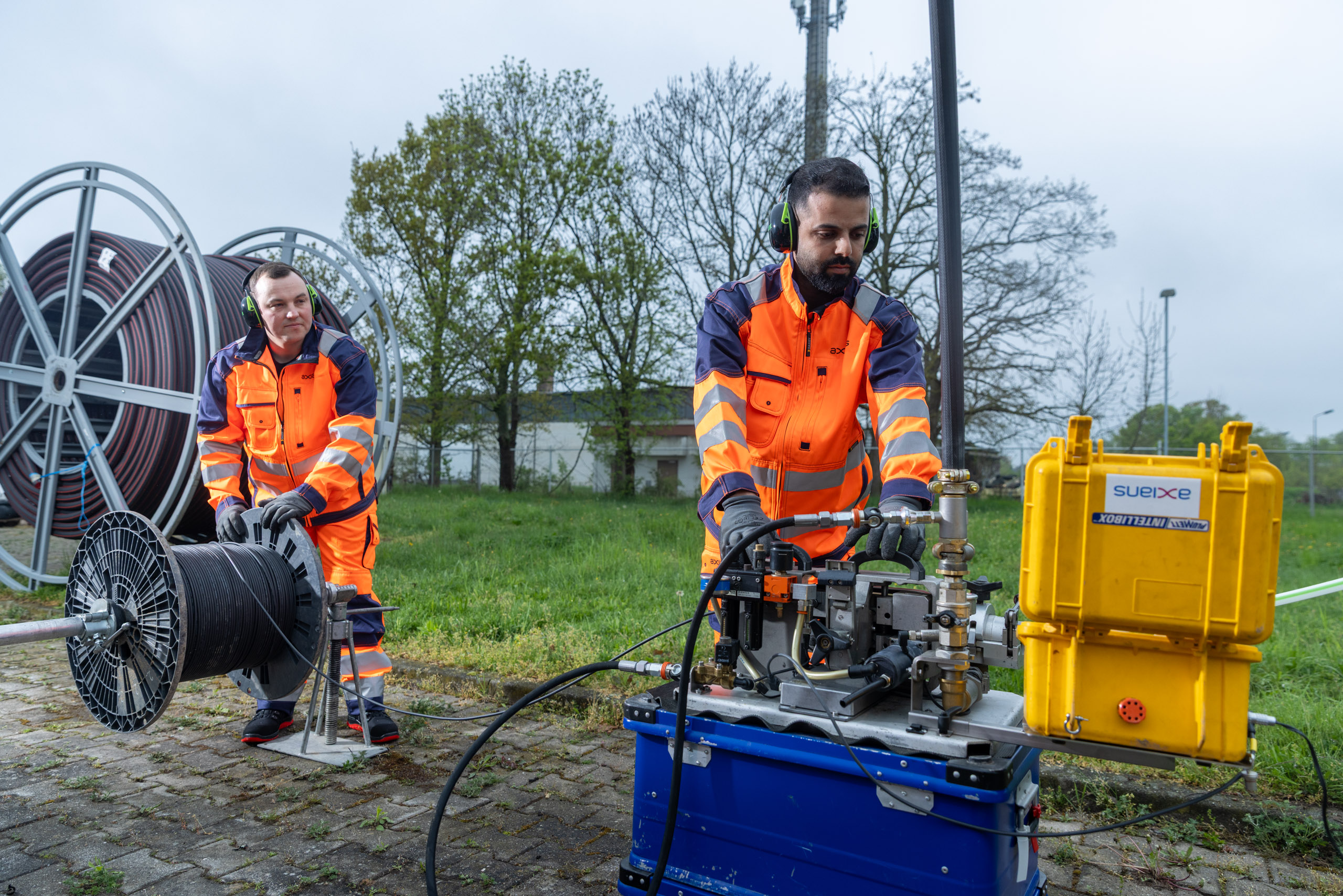 Axians Mitarbeiter verlegen Glasfaser