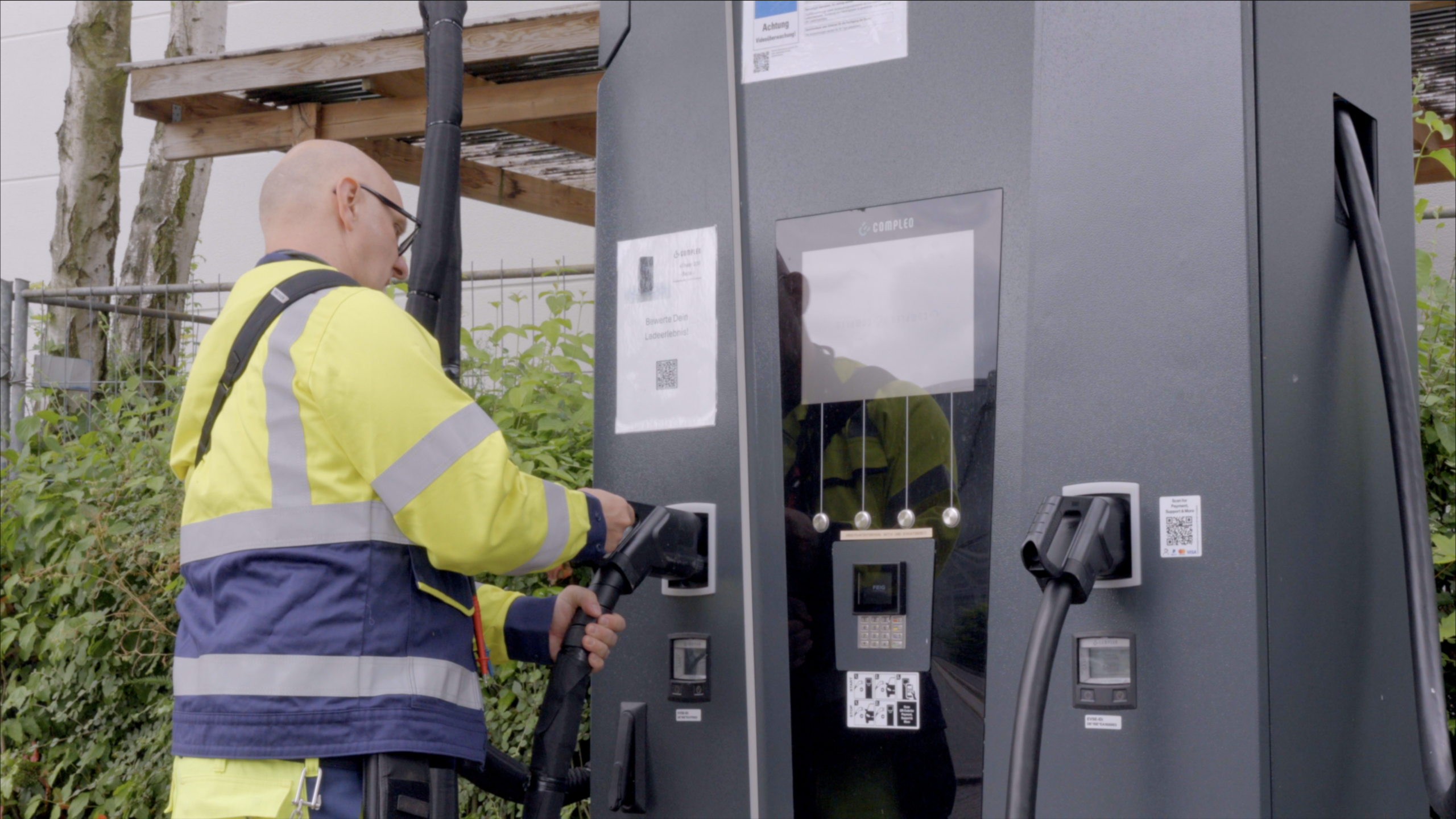 Servicemitarbeiter an einer E-Ladesäule