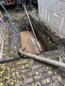 Bei der grabenlosen Spülbohr-Methode wird mit einer speziellen Bohranlage ein unterirdischer Kanal geschaffen, durch den die Kabel eingezogen werden.