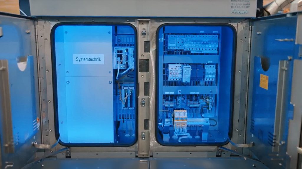 Schaltschrank einer modernen LED-Signalanlage im Schienenverkehr.Quelle: Axians Deutschland